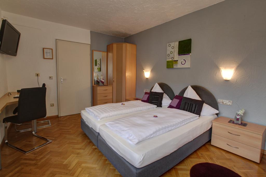 H41 Inn Hotel Garni Freiburg (Adults Only) 군델핀겐 외부 사진