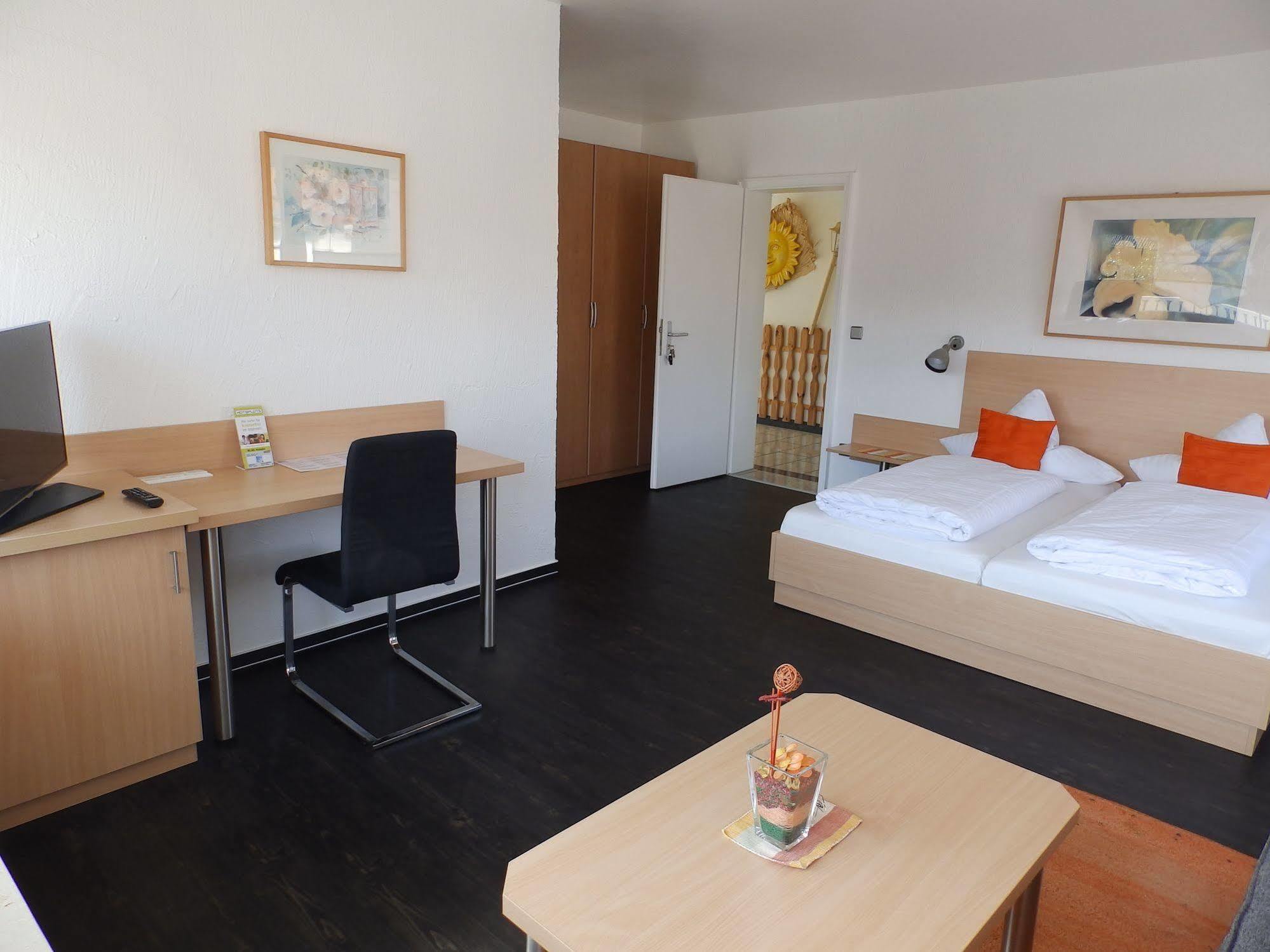 H41 Inn Hotel Garni Freiburg (Adults Only) 군델핀겐 외부 사진