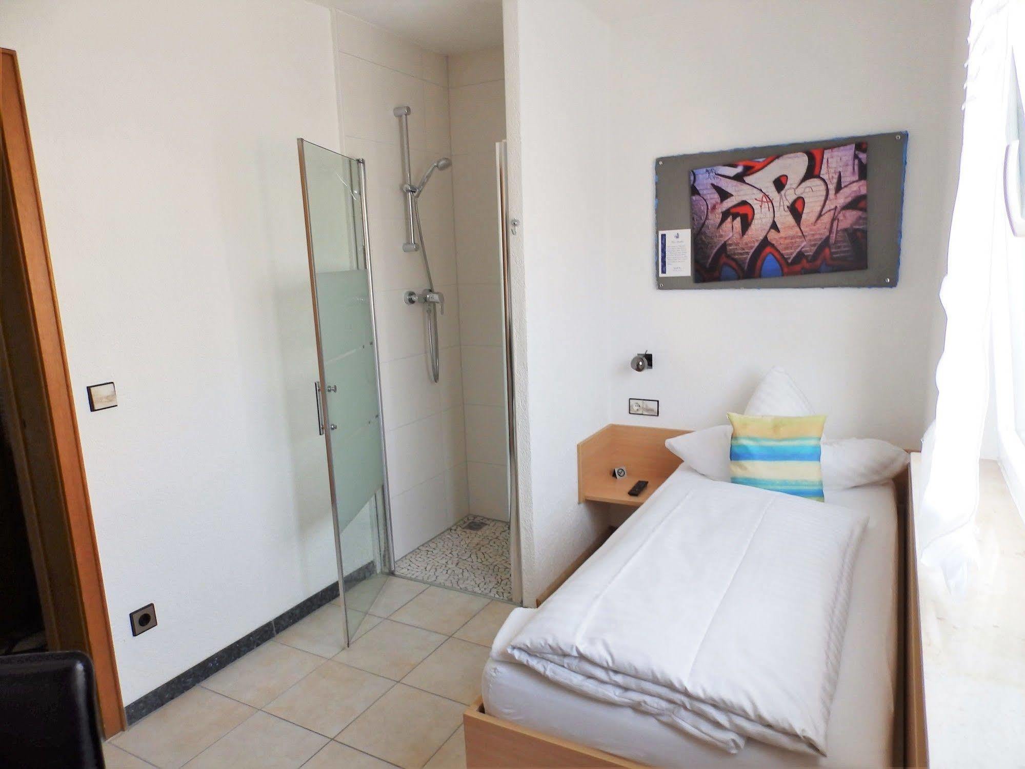 H41 Inn Hotel Garni Freiburg (Adults Only) 군델핀겐 외부 사진