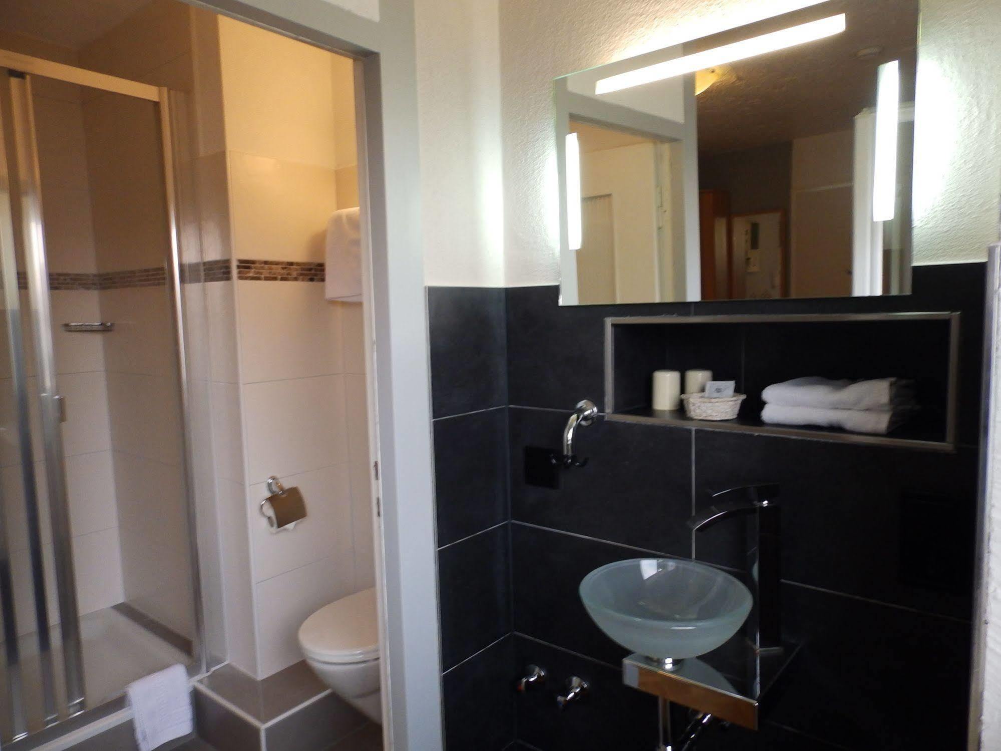 H41 Inn Hotel Garni Freiburg (Adults Only) 군델핀겐 외부 사진