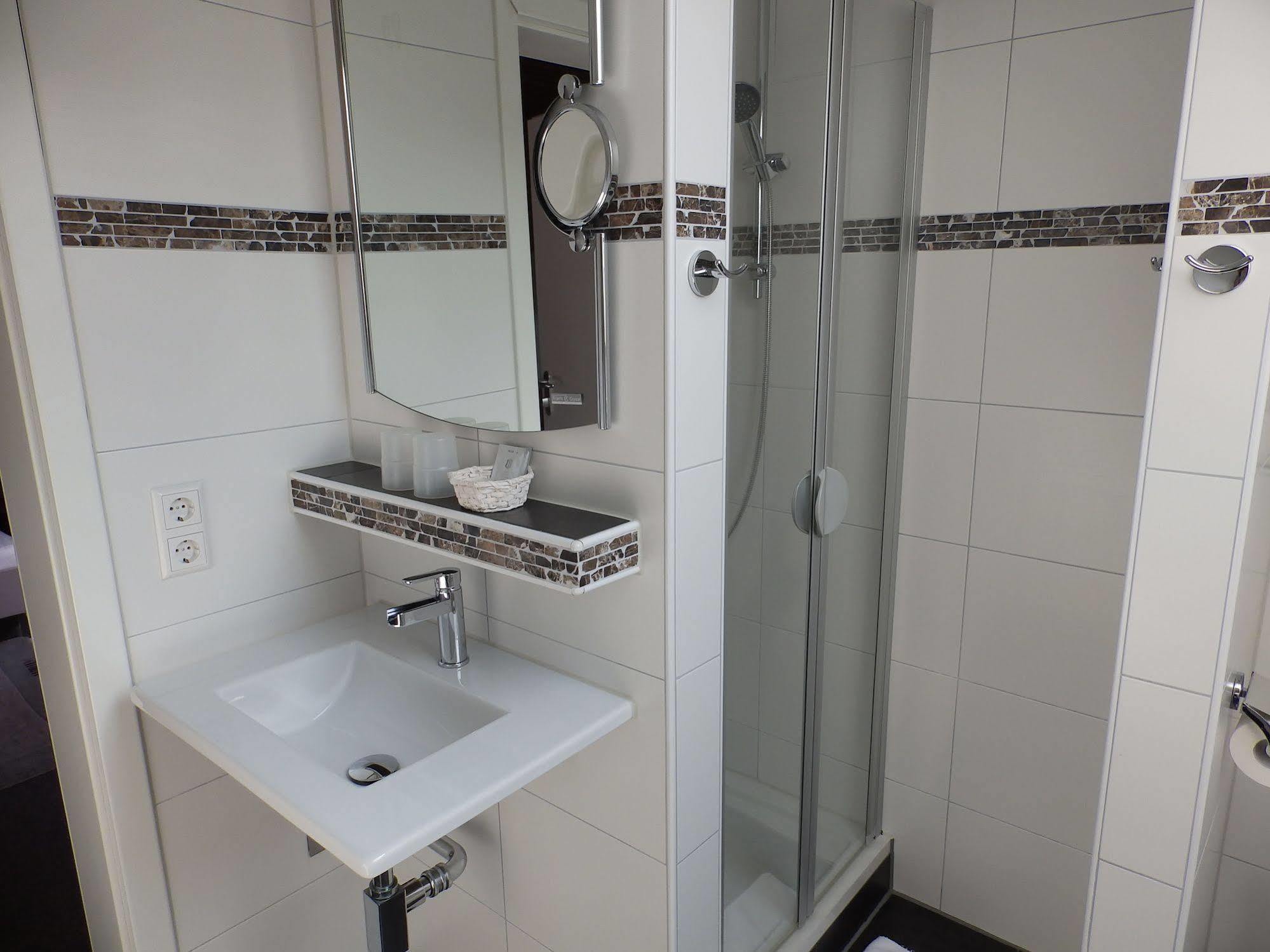 H41 Inn Hotel Garni Freiburg (Adults Only) 군델핀겐 외부 사진