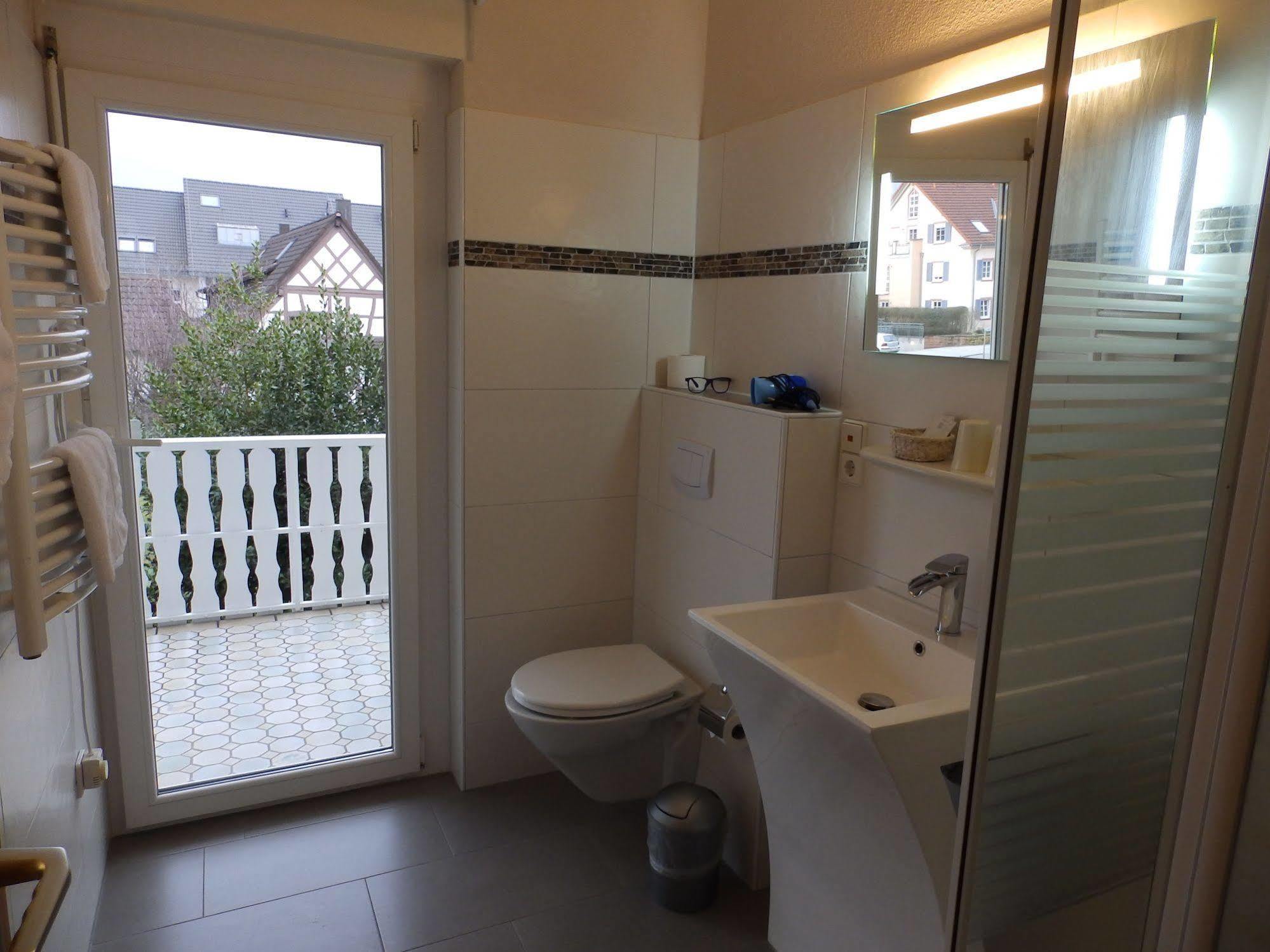 H41 Inn Hotel Garni Freiburg (Adults Only) 군델핀겐 외부 사진