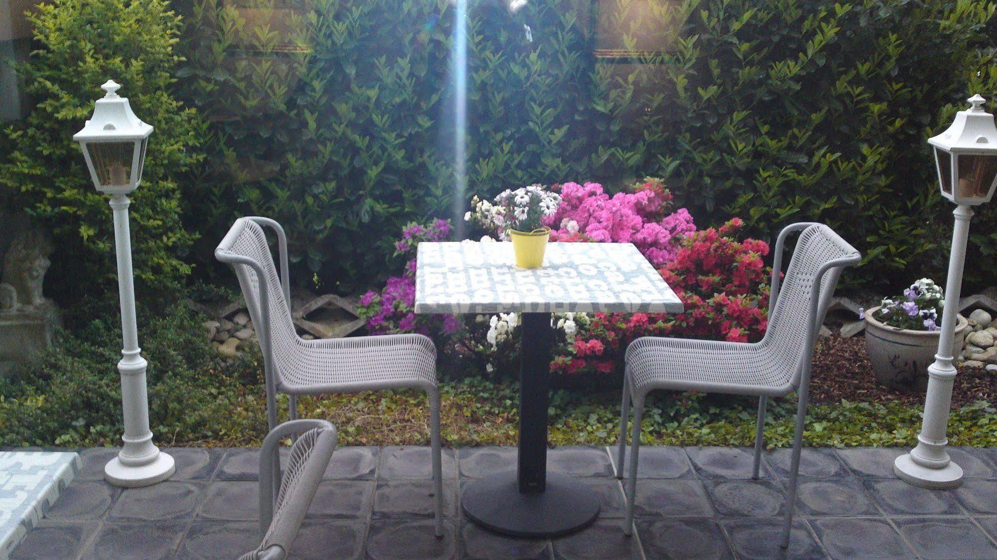 H41 Inn Hotel Garni Freiburg (Adults Only) 군델핀겐 외부 사진