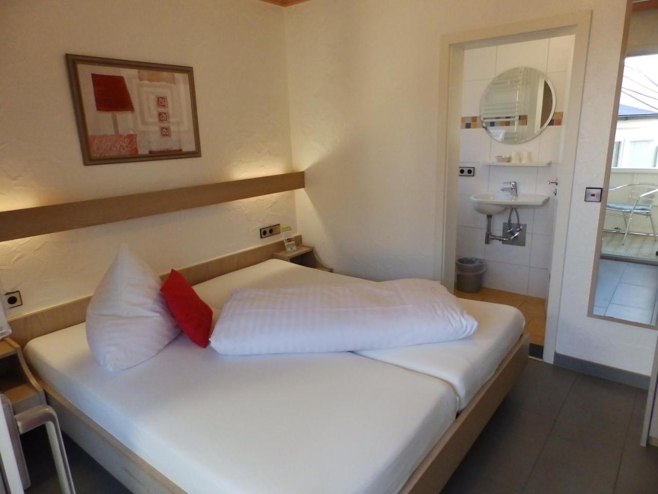H41 Inn Hotel Garni Freiburg (Adults Only) 군델핀겐 외부 사진