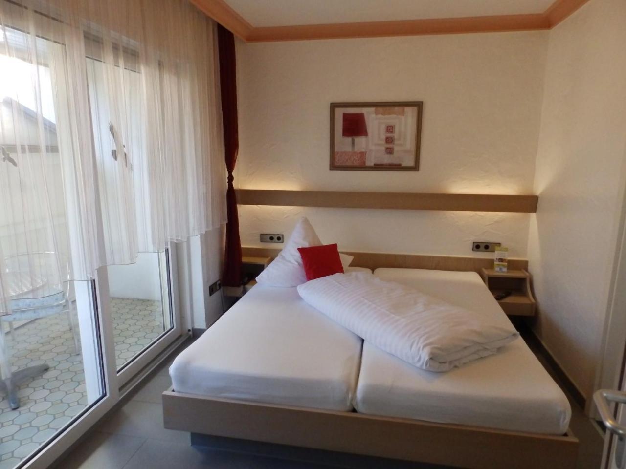 H41 Inn Hotel Garni Freiburg (Adults Only) 군델핀겐 외부 사진
